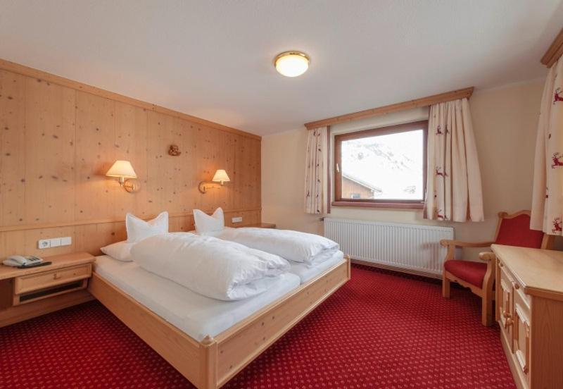 Haus Kueng Bed & Breakfast Zuers Exterior photo